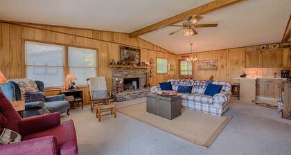 2 Bed 2 Bath Close to Town & Skiing, Spectacular Views, Paved Access, WIFI