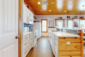 Réfrigérateur, micro-ondes, lave-vaisselle, cafetière/bouilloire