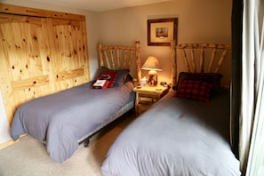 4 bedrooms, travel cot, WiFi, bed sheets - 4 BR Mountain Side Condo with Heated Pool and Hot Tub! Sleeps 9 (Crested Butte)