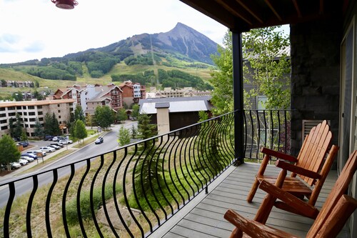 4 BR Mountain Side Condo with Heated Pool and Hot Tub! Sleeps 9