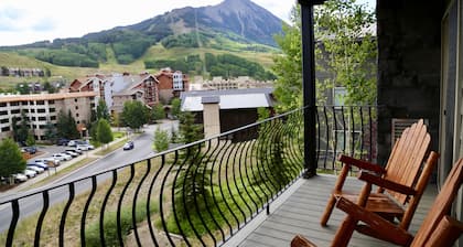 4 BR Mountain Side Condo with Heated Pool and Hot Tub! Sleeps 9
