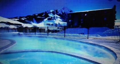 4 BR Mountain Side Condo with Heated Pool and Hot Tub! Sleeps 9
