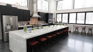 Full-size fridge, microwave, oven, dishwasher