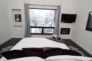 6 bedrooms, premium bedding, memory-foam beds, travel cot