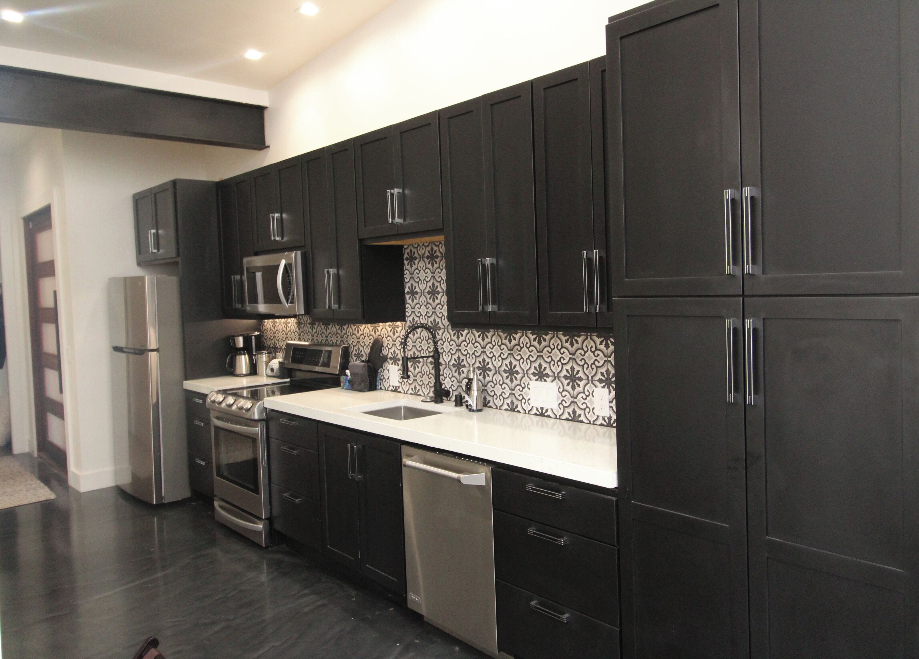 Großer Kühlschrank, Mikrowelle, Ofen, Geschirrspüler