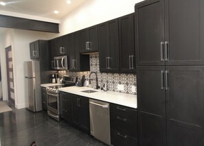 Refrigerador con congelador, microondas, horno y lavavajillas 