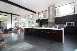 Kjøleskap, mikrobølgeovn, ovn og oppvaskmaskin