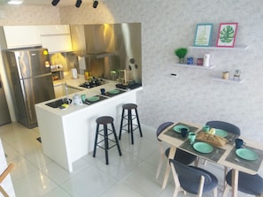 Dúplex (SOHO) | Cocineta privada | Refrigerador, microondas, horno y parrilla de estufa 