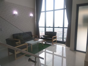 Dúplex (SOHO) | Sala de estar | Una Smart TV, una chimenea, un reproductor de DVD