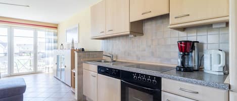 Kühlschrank, Geschirrspüler, Wasserkocher mit Kaffee-/Teezubehör