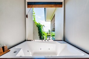 Luxury Villa, 3 Bedrooms, Beach View | Tab mandi berendam