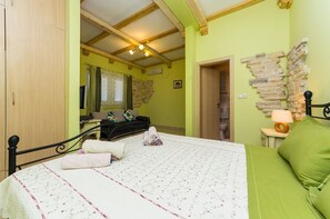 Iron/ironing board, WiFi, bed sheets