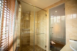 Buồng tắm vòi sen, đồ dùng nhà tắm miễn phí, máy sấy tóc 