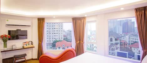 Suite Double Room | Street view