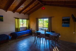 Habitació familiar, 1 dormitori, no fumadors | Sala d'estar | Televisor intel·ligent i Netflix