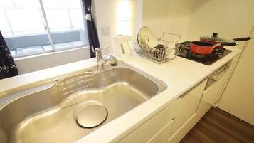 Deluxe Quadruple Room | Private kitchen | Fridge, microwave, stovetop, electric kettle