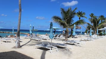 På stranden, solstolar och strandhanddukar