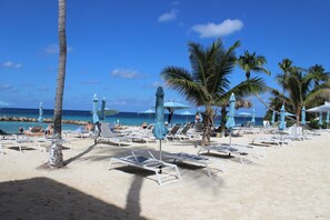 Am Strand, Liegestühle, Strandtücher