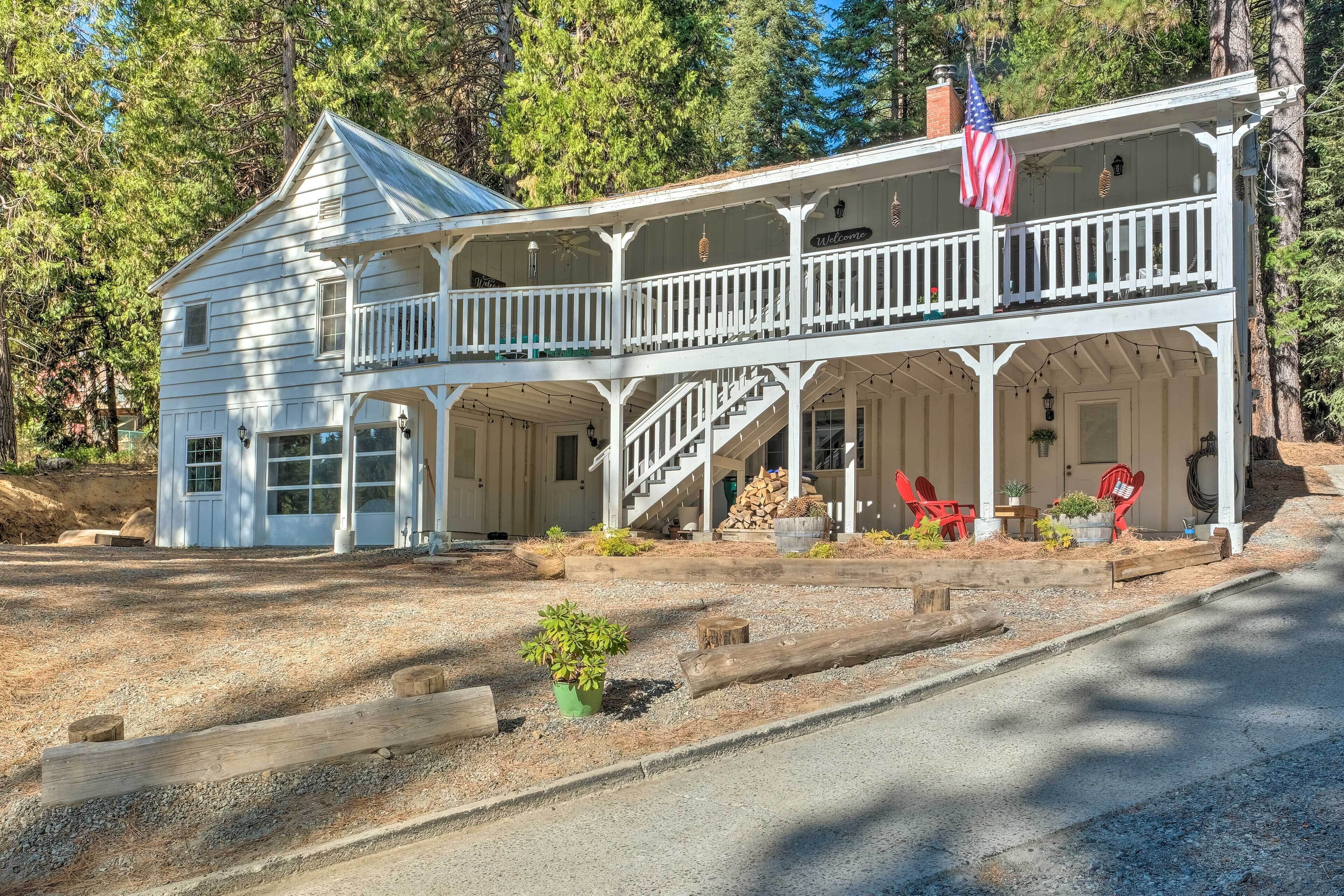 ‘Strawberry Hill Cabin' 5 Mi to Skiing and Lake