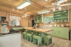 Fridge, microwave, stovetop, dishwasher - ‘Strawberry Hill Cabin' 5 Mi to Skiing and Lake (Strawberry)