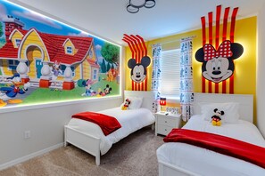 5 habitaciones, tabla de planchar con plancha y cuna de viaje