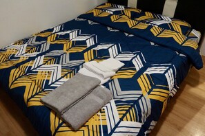 3 bedrooms, iron/ironing board, WiFi - Chic, Cozy Apartment for Travelers (Kuching)