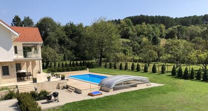 Villa de lujo con piscina climatizada en un entorno natural impresionante.