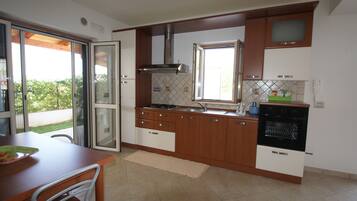 Réfrigérateur, four, plaque de cuisson, cafetiÚre/bouilloire