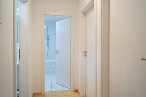 Bañera con ducha, secador de pelo, toallas, jabón