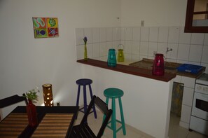 Apartamento clássico, 1 cama de casal, para não fumantes | Opções para refeição no quarto