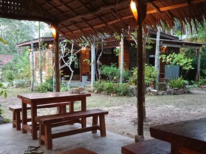 Breakfast, lunch, dinner served; local cuisine - Lanta Para Hut (Ko Lanta)