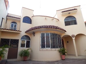 Exterior - Big and beautiful house, well located close to la madera beach, downtown Zihua (Zihuatanejo)