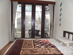 Desk, soundproofing - Villa Anna (Ngadisari)