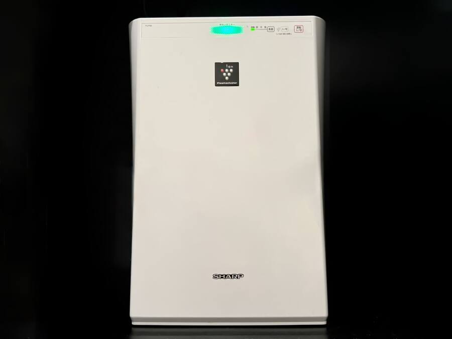 Una pantalla de plasma SHARP blanca.