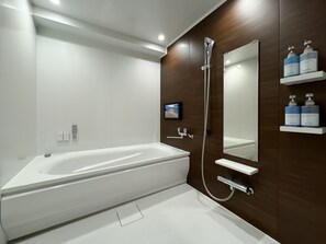 Cタイプ | バスルーム | 個別の浴槽とシャワー、深めの浴槽、バスアメニティ (無料)、ヘアドライヤー