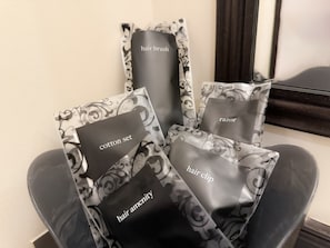 Un ensemble de produits de soins capillaires, soigneusement disposés, sur une chaise.