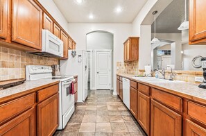 Frigorifero, microonde, forno, piano cottura