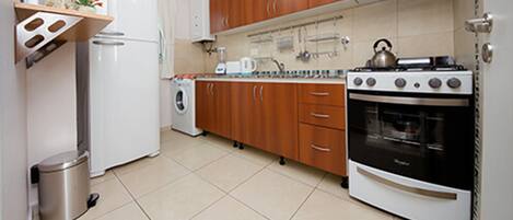 LÀgenhet - flera sÀngar - icke-rökare - utsikt mot staden | Eget kök | KylskÄp, mikrovÄgsugn, ugn och kaffe- och tebryggare