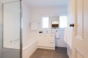 Deluxe Villa, Multiple Beds, Non Smoking, Vineyard View | Bathroom | Separate tub and shower, free toiletries, hair dryer, bathrobes - The Other House (Piccadilly)