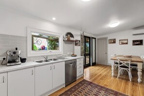 Deluxe Villa, Multiple Beds, Non Smoking, Vineyard View | Private kitchen | Full-size fridge, microwave, oven, stovetop