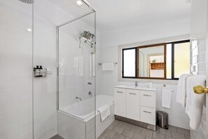 Deluxe Villa, Multiple Beds, Non Smoking, Vineyard View | Bathroom | Separate tub and shower, free toiletries, hair dryer, bathrobes - The Other House (Piccadilly)