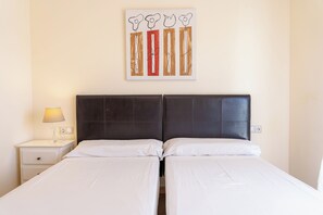 3 habitaciones, tabla de planchar con plancha, wifi y ropa de cama