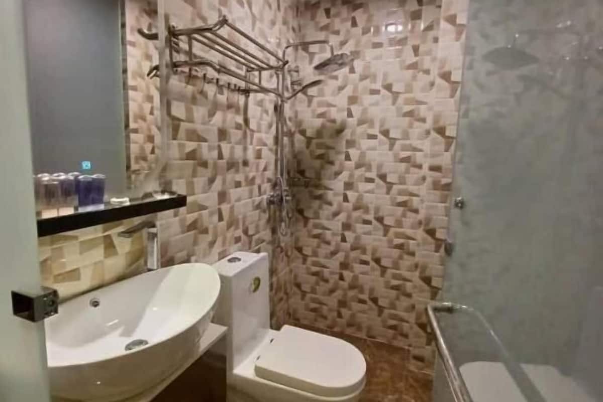 Shower, free toiletries, towels