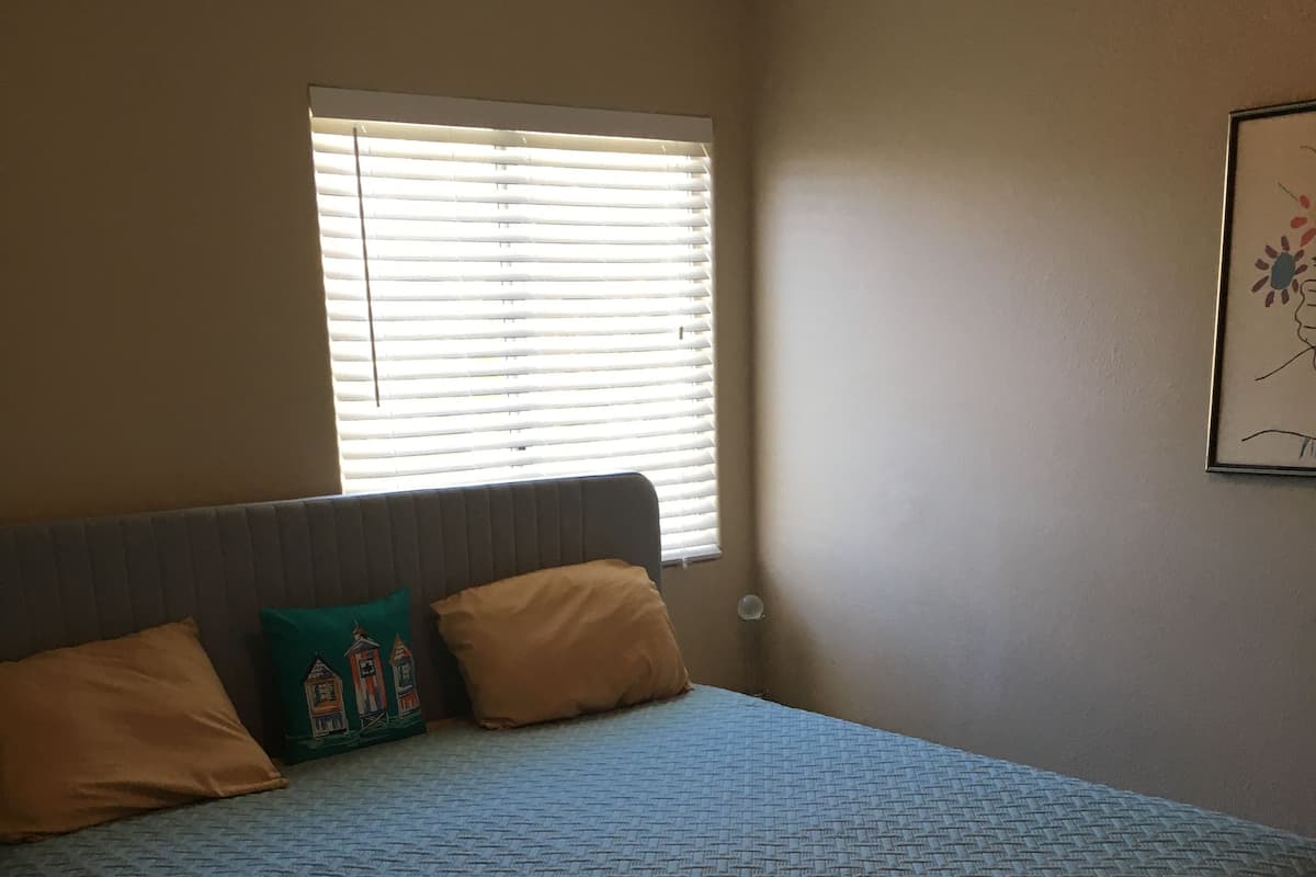 Camera Comfort, 1 letto king, non fumatori, vista piscina | Biancheria in cotone egiziano, ferro/asse da stiro, Wi-Fi gratuito