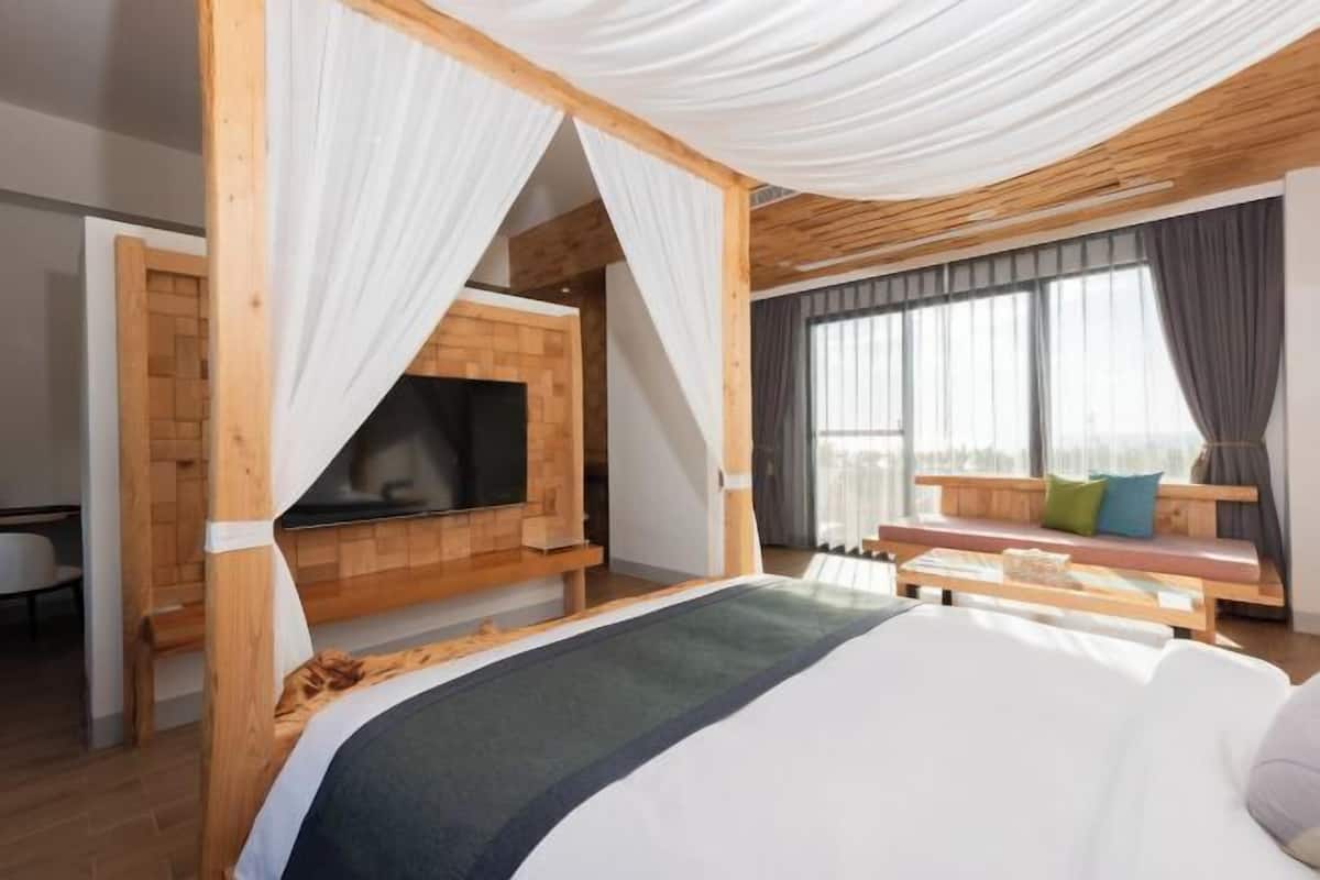 Minibar, Zimmersafe, Schreibtisch, Verdunkelungsvorhänge