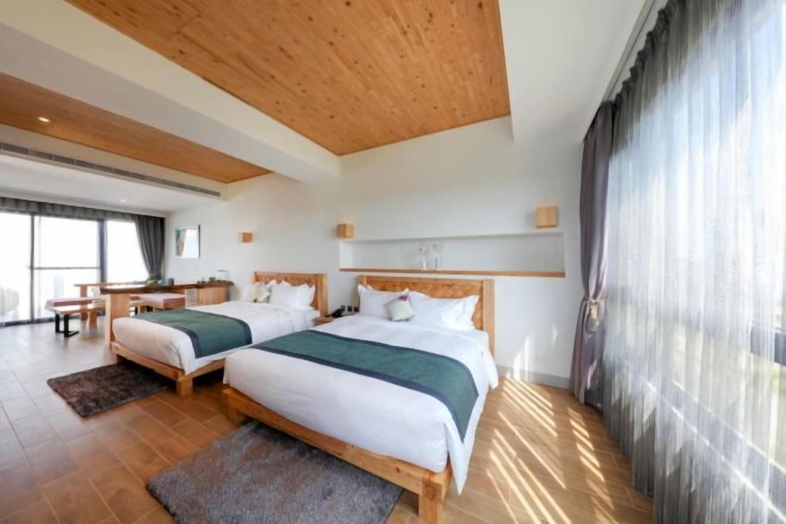 Minibar, Zimmersafe, Schreibtisch, Verdunkelungsvorhänge