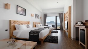 Minibar, caja de seguridad en la habitación y escritorio 