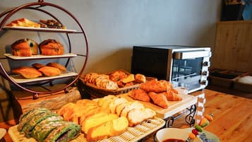 Daily full breakfast (TWD 360 per person)