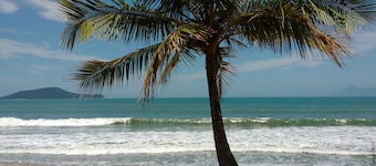 MAISON DANS CONDOM 6 SUITES, BAR EN PISCINE, CAMP, SALON GAMES 400 METRES BEACH