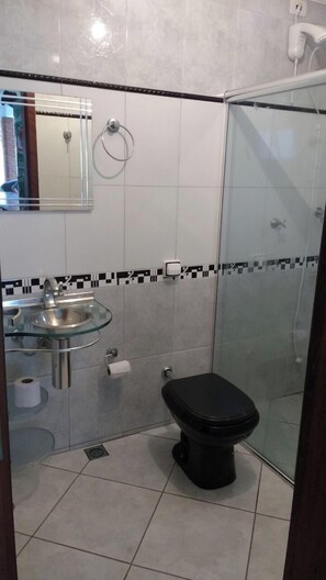 Shower - HOUSE IN CONDOMINIUM. 2 SUITES + 1 BEDROOM, POOL, SMALL SOCCER FIELD, GAMES TABLE! 400M FROM THE BEACH (Caraguatatuba)